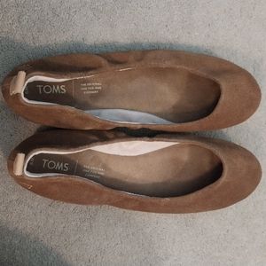 TOMS ballet flats size 9 brown suede